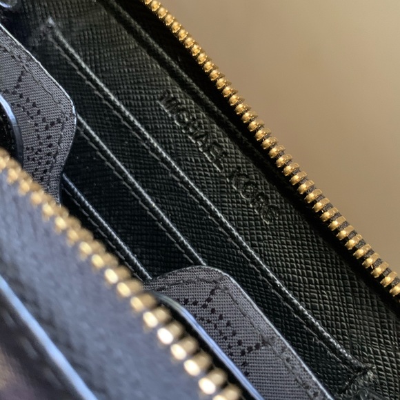 Micheal Kors Wallet - Picture 2 of 3